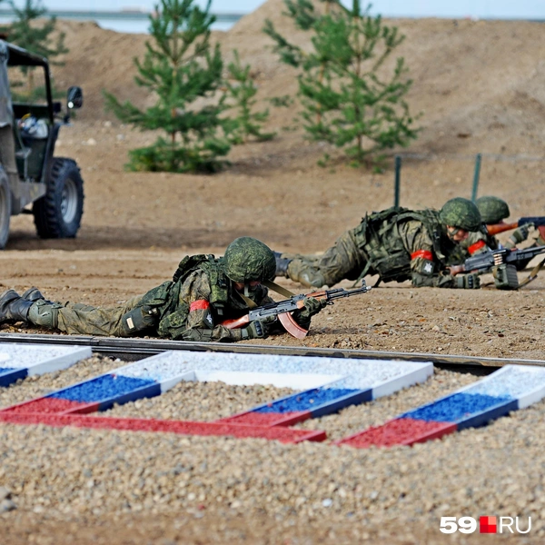 Красные повязки — у российских военных | Источник: Ирина Тропина / 59.RU