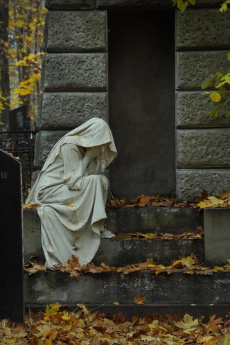 Загадочные склепы, ангелы и плакальщицы: 3 самых красивых кладбища Москвы