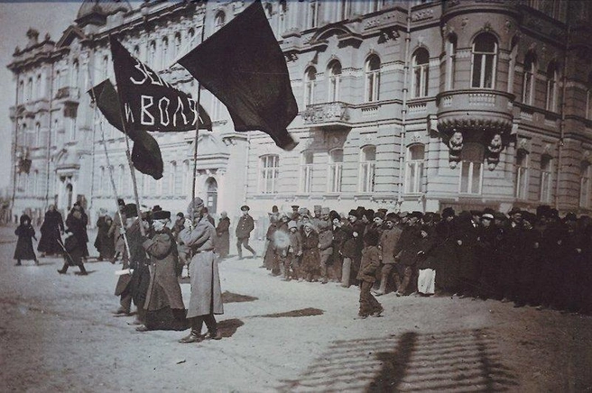 Демонстрация в 1917 году около шумовского дворца | Источник: УФСБ по Забайкальскому краю