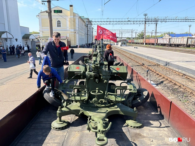 С военным орудием сделали особенно много фотографий | Источник: Николай Сальников / 56.RU
