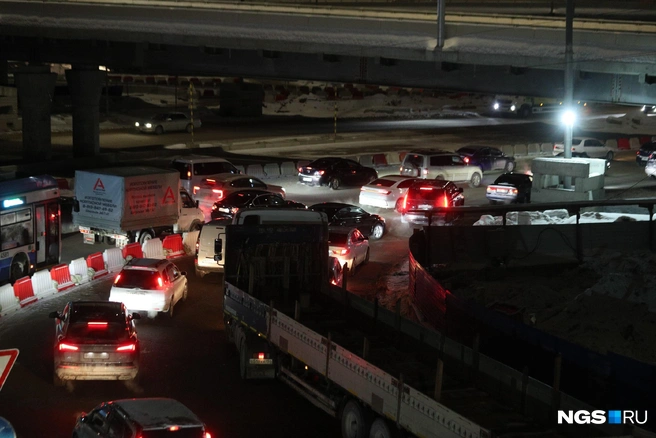 Однако пока принятые решения не сильно изменили ситуацию с пробками на дороге | Источник: Андрей Бортко / NGS.RU