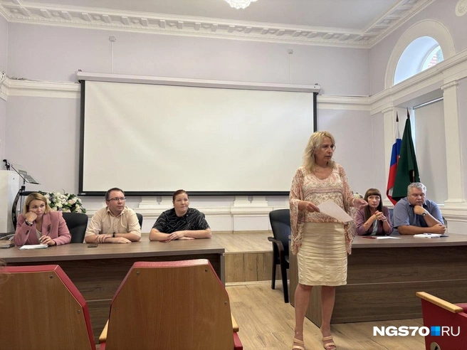 Чиновники обосновались на импровизированном президиуме | Источник: Мария Лобанова / NGS70.RU