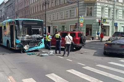Автобус попал в ДТП на Большом проспекте, собирается пробка