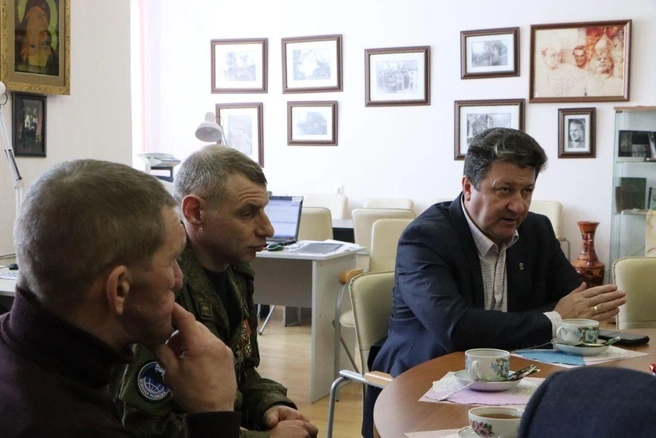 Глава округа за работой | Источник: Олег Павлихин / Vk.com
