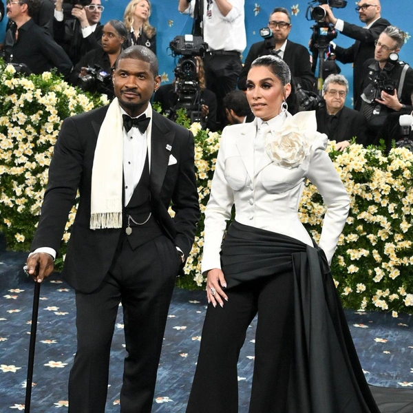 Ашер в Ralph Lauren и его супруга Дженнифер Гойкоэчеа в Sergio Hudson | Источник: Getty Images