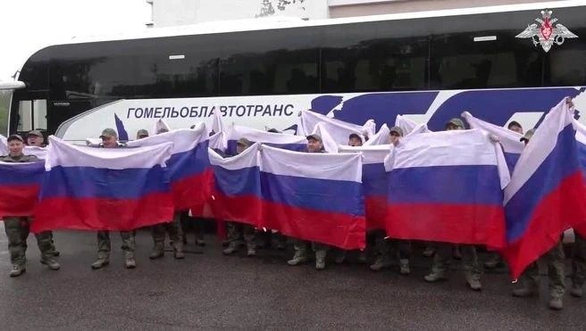 Четверо бойцов из Оренбургской области вернулись домой из плена | Источник: скриншот с видео Минобороны РФ
