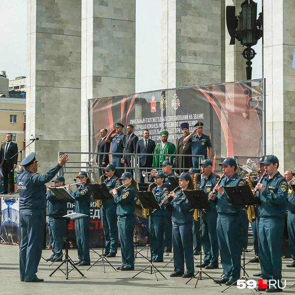 Настроение создавал оркестр МЧС | Источник: Василина Любимова / 59.RU