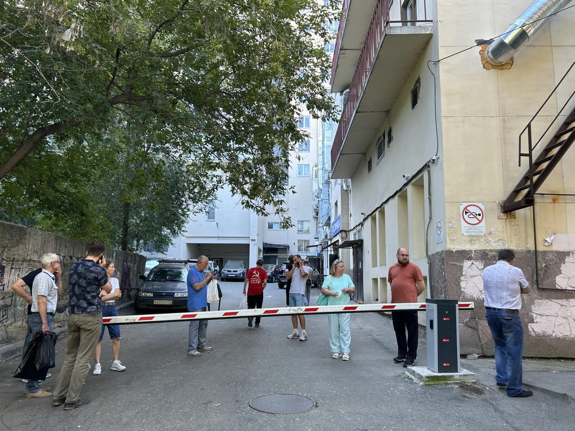 «Украли имущество дома!» Во дворе многоэтажки с «Золотым яблоком» развернулась битва за шлагбаум