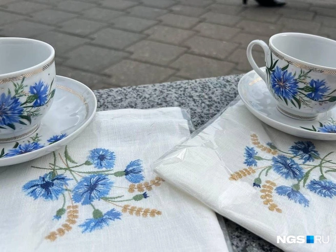 В церковной лавке удалось найти очень красивый фарфор | Источник: Настасья Медведева / NGS.RU
