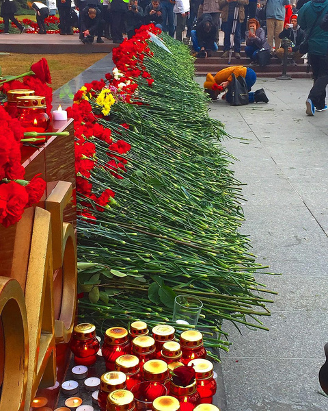 Тысячи москвичей почтили память жертв теракта