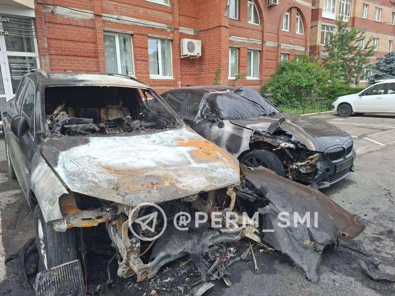 Утром на пермской парковке вспыхнула иномарка — говорят, что ее подожгли: фото и видео