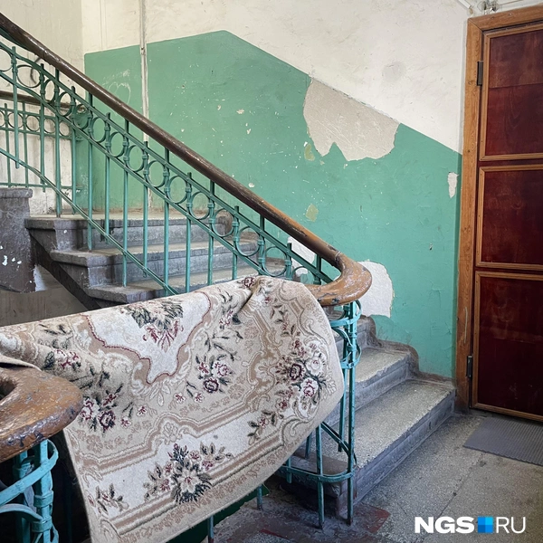 В подъезде свой быт | Источник: Алёна Золотухина / NGS.RU