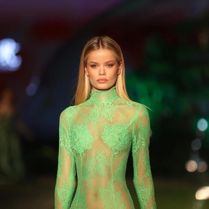 10 минут на коврике — и вы другая: утренний флоу моделей Victoria’s Secret