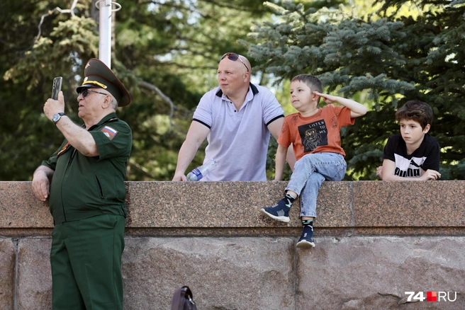 Близкие следили за участниками парада вблизи | Источник: Наталья Лапцевич