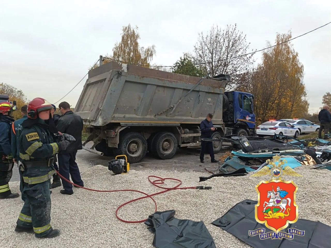 Под Домодедово самосвал раздавил «Джили» с матерью и сыном