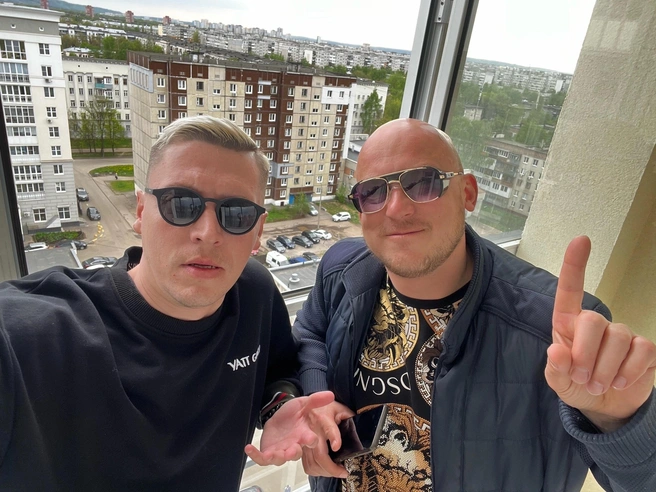 Справа Антон Дербенев, слева его друг Евгений Прошкин | Источник: Евгений Прошкин / Vk.com