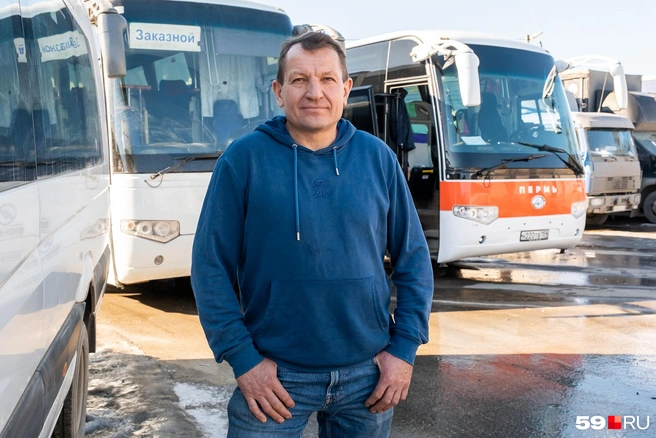 В Пермь Олег Сасунов приехал продавать орехи, а после вновь сел за руль автобуса и стал предпринимателем | Источник: Василина Любимова / 59.RU