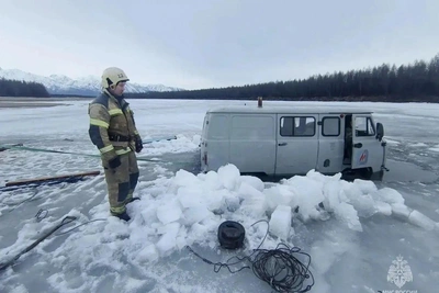 УАЗ с рыбаками провалился под лед на севере Забайкалья