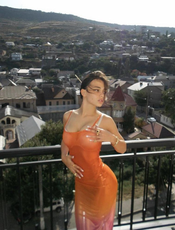 Жена Гуфа или Валя Карнавал — кто соблазнительнее в прозрачном платье за 32 тысячи