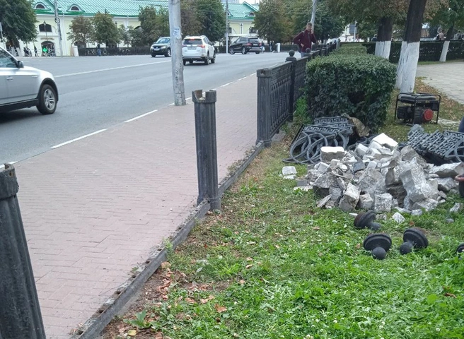 На площади Ленина ломают старую чугунную ограду | ya62.ru