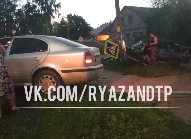 В Приокском столкнулись «четырнадцатая» и Skoda Octavia | ya62.ru