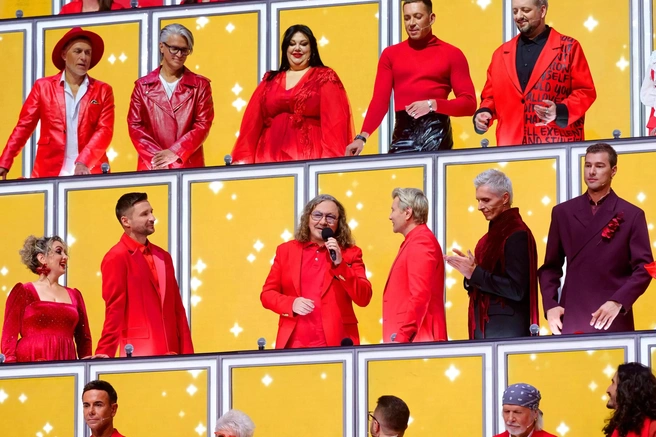 В спецвыпуске сотня экспертов вся покраснела, и причиной был не только дресс-код | Источник: пресс-служба телеканала «Россия 1»