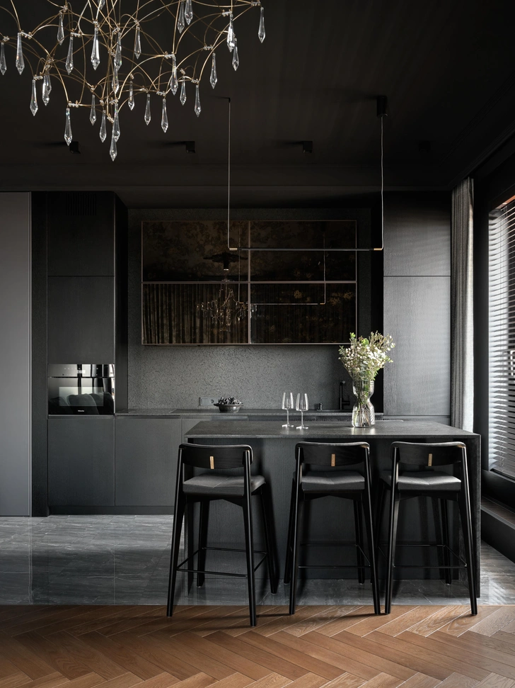 Стулья, Unika møblar. Бытовая техника, Miele. Фартук и столешница изготовлены из натурального гранита. | Источник: Максим Максимов. Стиль: Надежда Яжбина