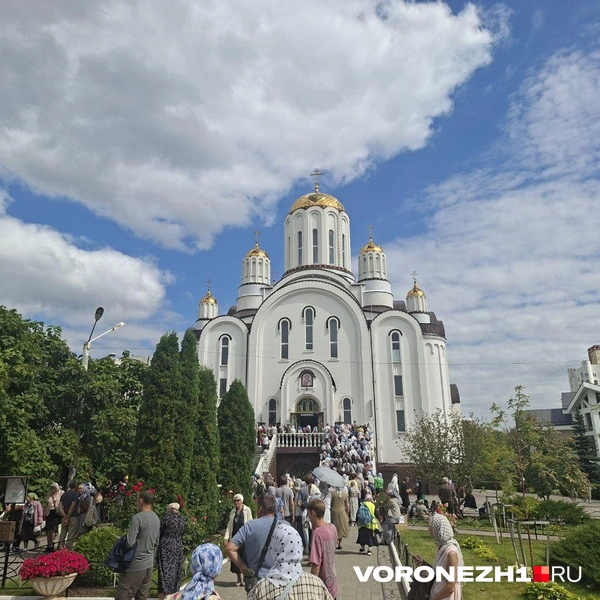 У храма собралось много людей | Источник: Алёна Воропаева / Voronezh1.ru