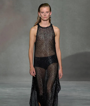 Прозрачное платье с пайетками, как на показе Lanvin, — безоговорочный мастхэв весны 2023