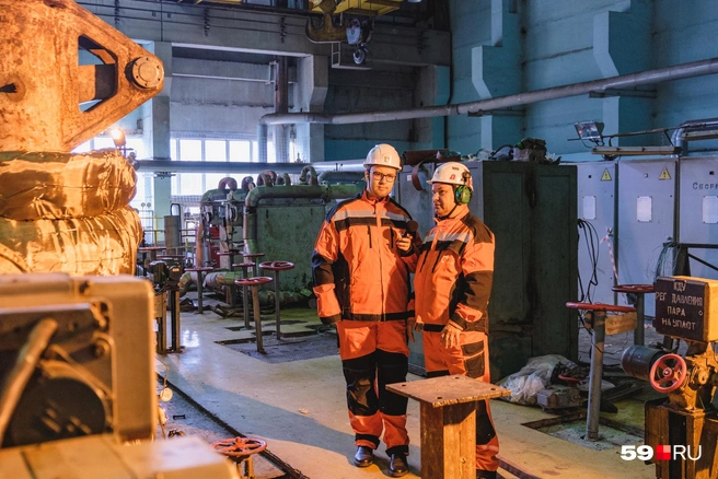 Технический директор ТЭЦ-14 Радик Шакиров рассказал о станции корреспонденту 59.RU и провёл ему личную экскурсию | Источник: Тимофей Калмаков / 59.RU