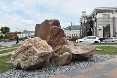 «Камни солнца и любви» установили у драмтеатра в Пензе