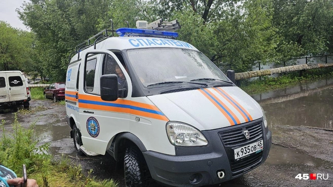 Спасатели приехали к дому на улице Линейной | Источник: Дарья Никитченко, 45.RU