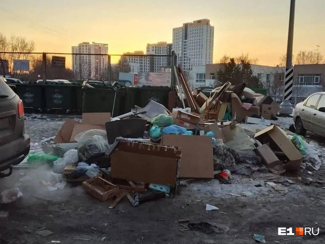 Шишимская, 22 и 21 — дома завалены отходами | Источник: читатель E1.RU