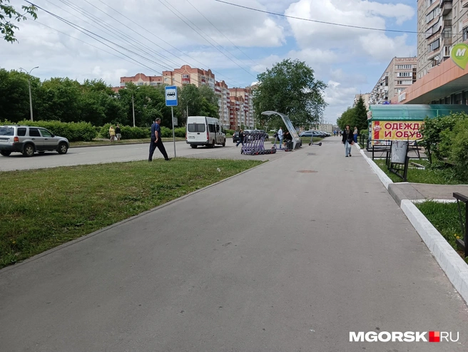 Так выглядел тротуар на Тевосяна, на который свернула уборочная машина до дождя | Источник: Полина Котышева / MGORSK.RU