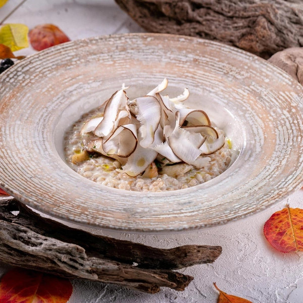 Пшеничная каша с грибами и домашней сметанойЭта каша подойдет не только на завтрак, но и на обед — необычный и пикантный вкус грибов делает ее по-настоящему универсальной.Полный рецепт пшеничной каши с грибами и домашней сметаной читайте по ссылке.