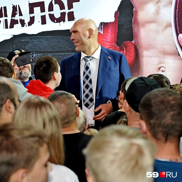 И следил за тем, чтобы каждому досталось по одной открытке с подписью | Источник: Ирина Тропина / 59.RU