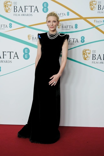 Ослепляют красотой: 15 вечерних нарядов звезд на премии BAFTA, которые вам захочется повторить