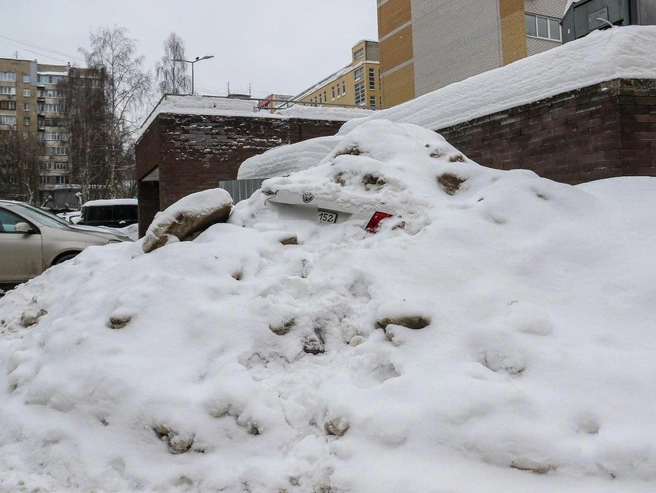 Автомобиль нижегородца, засыпанный снегом после уборки двора | Источник: Наталья Бурухина / NN.RU