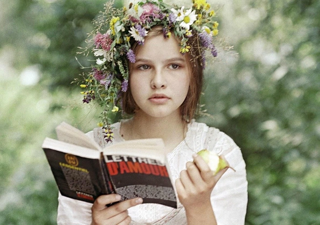 Невероятную притягательность девочки-женщины, которую рассмотрел Соловьев в фильме «Сто дней после детства», Татьяне Друбич удалось сохранить навсегда | Источник: кадр из фильма