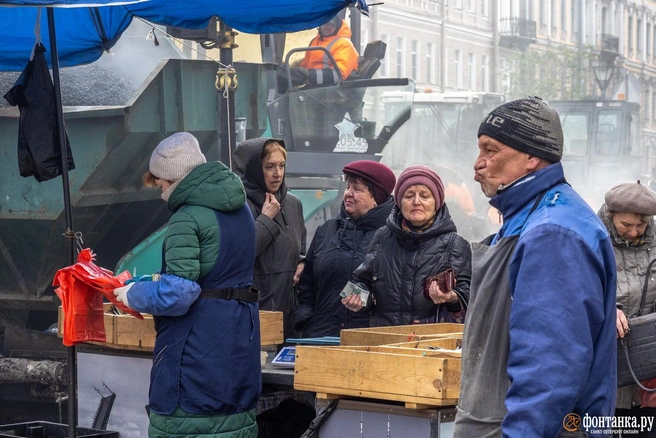Время покупать корюшку. И даже ремонт дорог не помеха | Источник: Михаил Огнев / FONTANKA.RU
