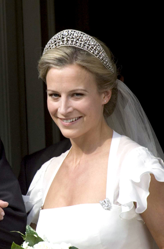 Леди Роуз ГилманВ 2008 году свадьбу сыграла и младшая дочь герцогов Глостерских леди Роуз. Очередной мезальянс в династии Виндзоров – но наоборот. Так что переживать по поводу фамильной тиары невесте не пришлось. В день своего торжества леди Роуз появилась в убранстве, которое по праву можно считать одним из самых красивых у ветви Глостерских. Массивная бриллиантовая тиара Айвэй когда-то была свадебным подарком для Марии Текской, а теперь с достоинством перешла в сокровищницу нового поколения королевской семьи.