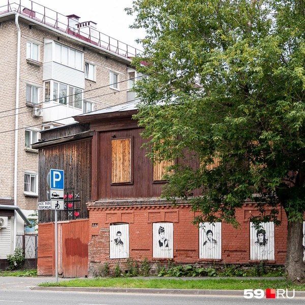 Портреты звезд нарисовали черной краской на белом фоне | Источник: Василина Любимова / 59.RU