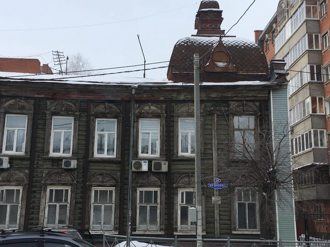 Сооружение соседствует с более молодыми домами | Источник: «ВООПИК Омск | Общество охраны памятников» / vk.com