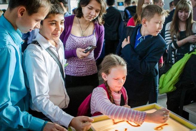 Песочная арт-терапия в действии | Источник: Анна Хвостова