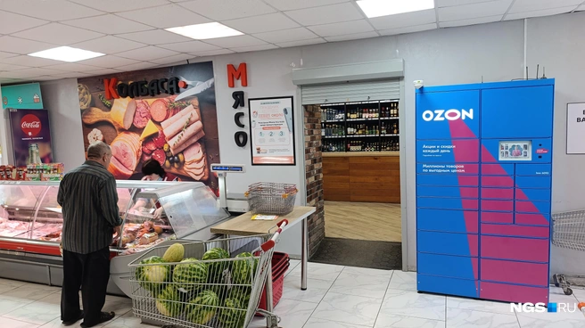 Кроме продуктов в магазине работает алкогольный отдел и постамат Ozon | Источник: Стас Соколов / NGS.RU