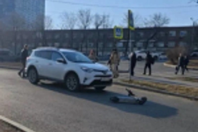 На Инструментальном заводе школьник на самокате залетел под машину