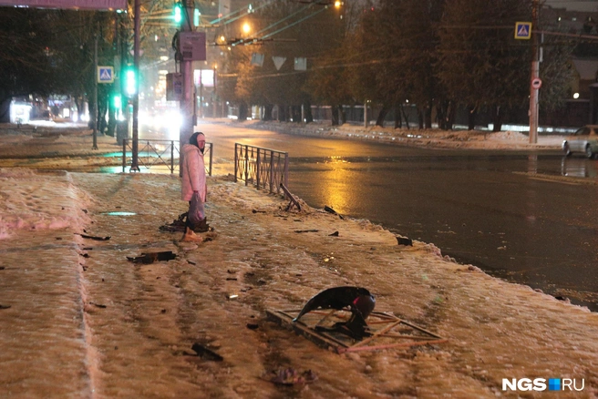 Вокруг остановки валяют куски автомобиля | Источник: Андрей Бортко / NGS.RU