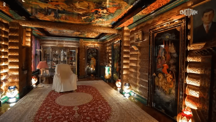 Расписные шторы-ковры, бесконечная люстра и комната из сказок: Винер пригласила Малахова к себе домой