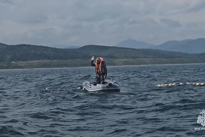 Спасатели МЧС помогли рыбаку в заливе Мордвинова
