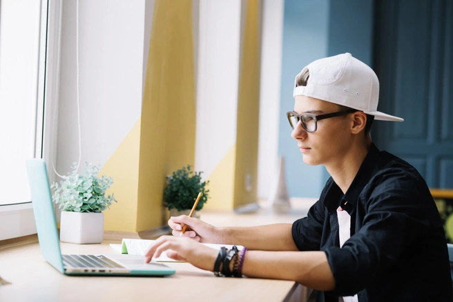 Начать работать можно еще во время учебы | Источник: Freepik.com